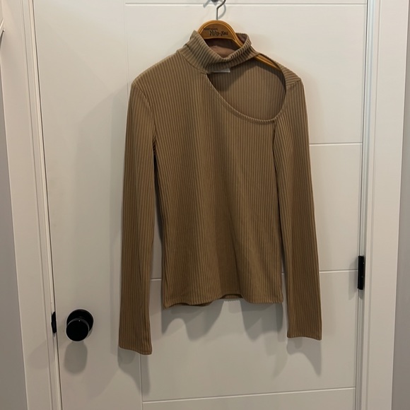 🇺🇸 Oak + Fort long sleeve peek-a-boo shoulder cut out top size medium - Picture 2 of 11